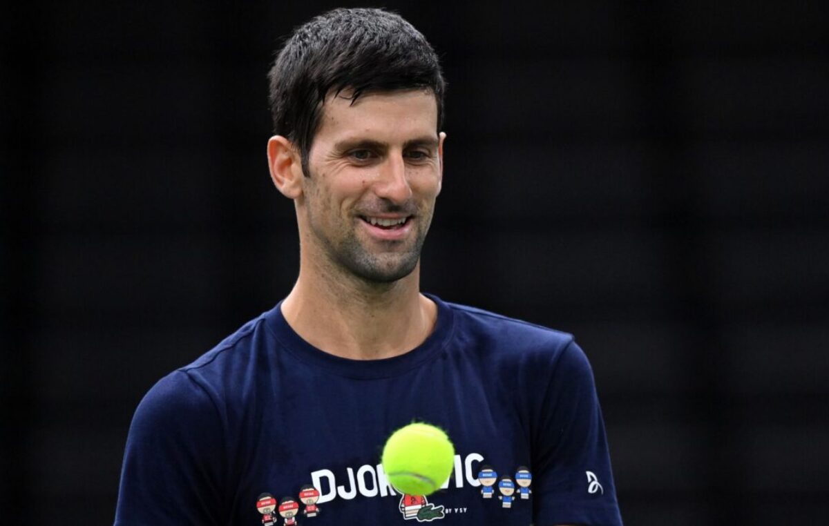 KAKAV KRALJ: Novak po kiši igra tenis sa klincima iz kraja! (VIDEO)