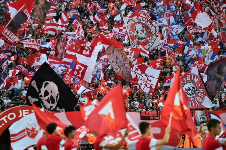 Zvezda poziva navijače da barjacima okite stadion protiv Monaka!