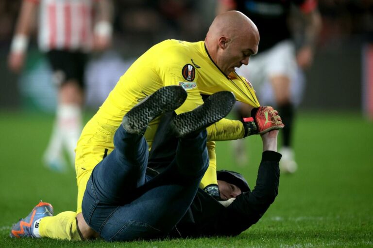 Lep gest PSV-a, poklon i izvinjenje za Dmitrovića! markodmitrovic