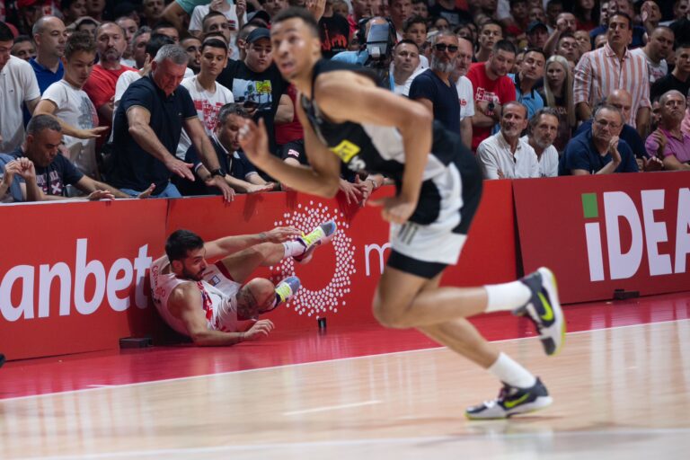 SAOPŠTENJE ZVEZDE: Navijači drugog kluba su ubacivali predmete na parket, nemaju veze sa Zvezdom! zvezda-partizan