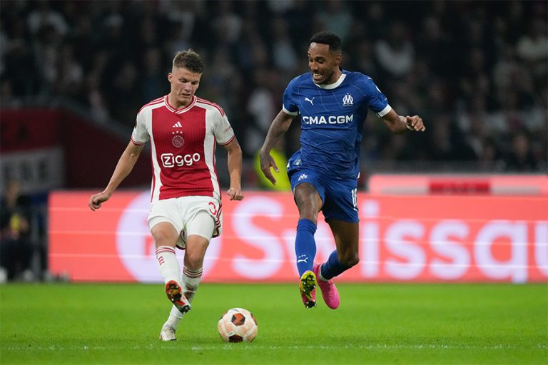 LIGA EVROPE: Goleada u Amsterdamu, Gaćinović strelac u pobedi AEK-a na gostovanju Brajtonu!