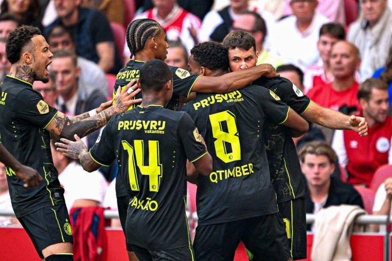 Ajaksovi navijači prekinuli derbi zbog blamaže protiv Fejenorda! (VIDEO)