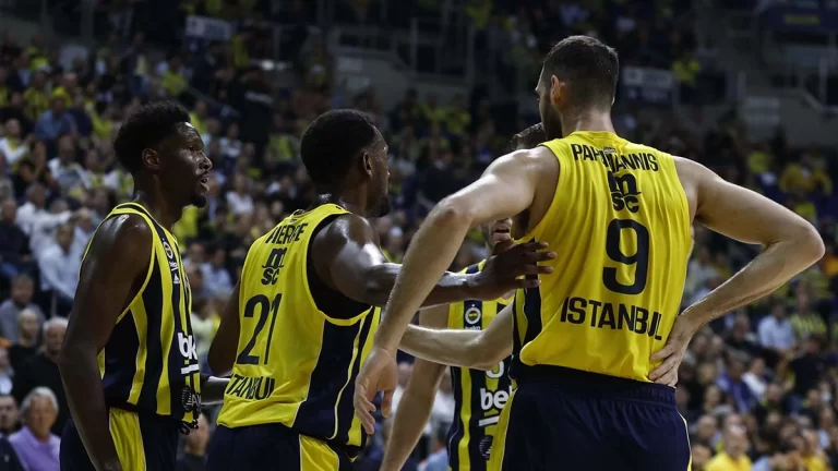 ZVANIČNO: Fenerbahče predstavio novog trenera! (FOTO) fenerbahče