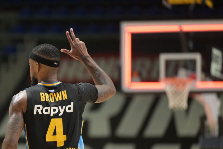 Makabi i Efes zamenili domaćinstva!