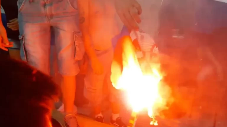 SRAMOTA: Navijači Albanije uz aplauze i muziku palili zastavu Srbije! (VIDEO)