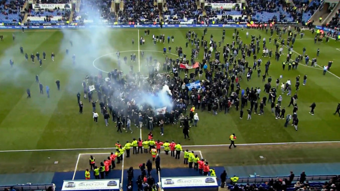 Nemile scene u Engleskoj: Navijači upali na teren, nezadovoljni poslovanjem kluba (VIDEO)