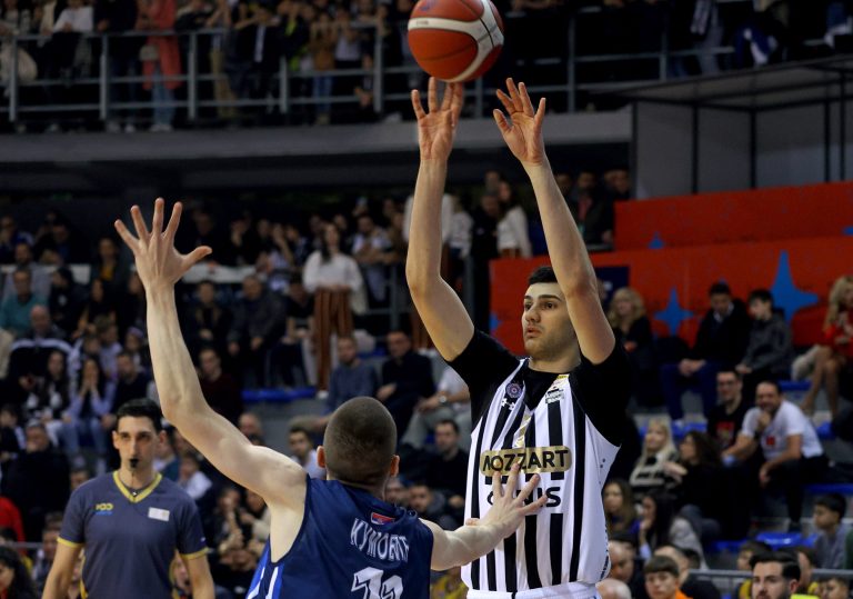 STRAŠNE KLETVE: Besni navijač zastrašujuće izvređao košarkaša Partizana, da Bog da…! (FOTO) Tristan Vukčević