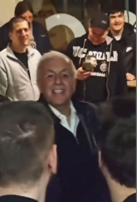 OBRADOVIĆ NAPRAVIO ŠOU U RODNOM ČAČKU: Dobio ovacije, pa poveo navijanje u kafiću koji nosi njegovo ime! (VIDEO) Obradović