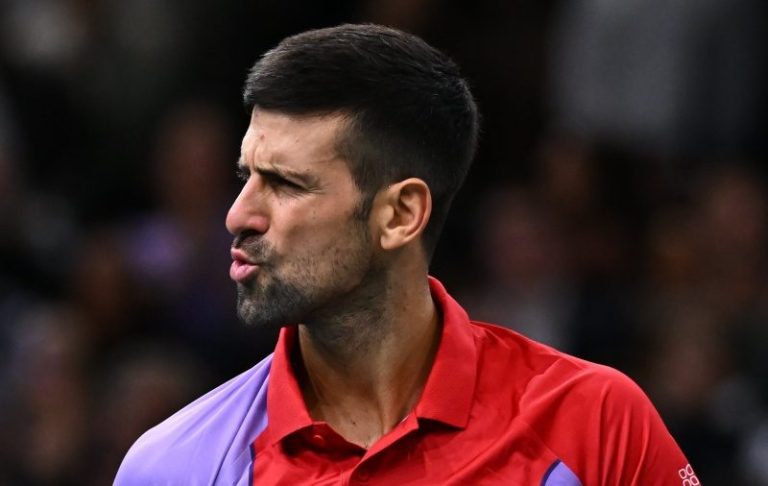 Đoković pogođen flašicom u glavu nakon meča! Novak odmah pao na zemlju – Srbin završio u ambulanti (VIDEO) Đoković