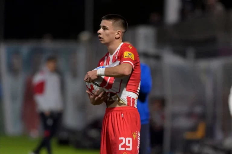 Mladi bek napušta Marakanu!