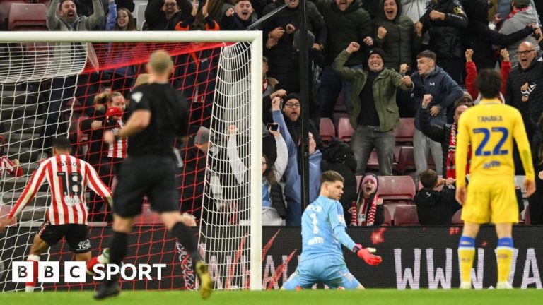 Golman Lidsa doživeo komičan autogol u dramatičnom završetku derbija