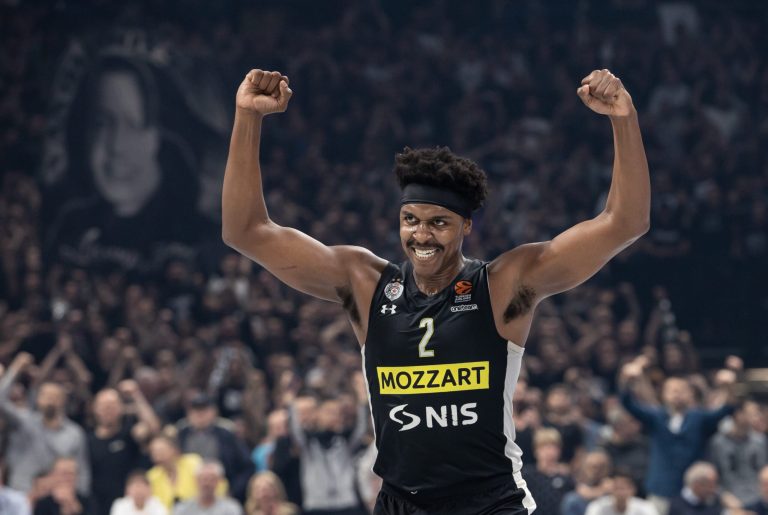 Veče emocija u Areni: Ledej dočekan aplauzima, cveće za preminulog navijača