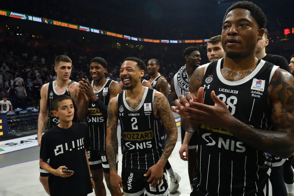 Džons zvanično napustio Partizan!