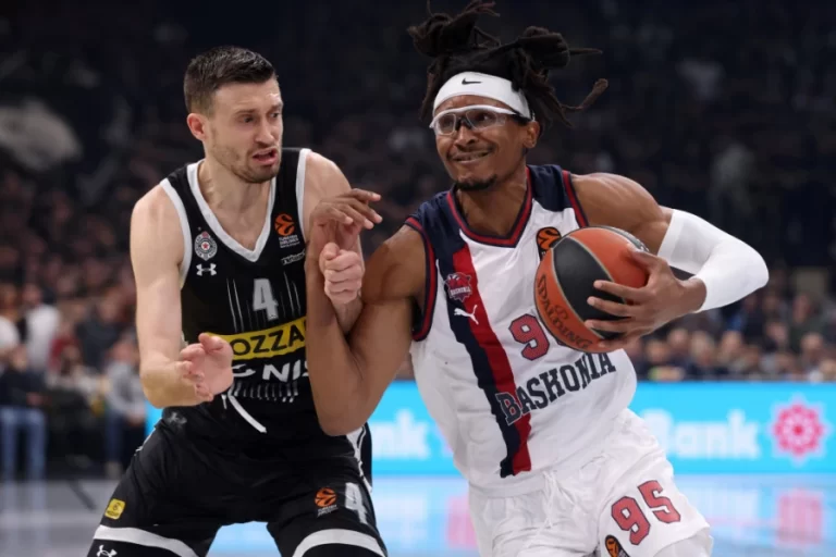 Moneke:”Niko to ne radi kada trener uđe, ali u nekom trenutku svi pogledaju telefone”! Moneke:"Niko to ne radi kada trener uđe, ali u nekom trenutku svi pogledaju telefone"!