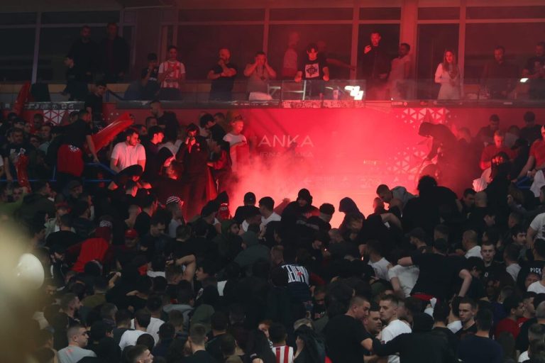 Opšta tuča nakon derbija: Strašni snimci sukoba policije i navijača Crvene zvezde, napadnut i član uprave (VIDEO) Delije