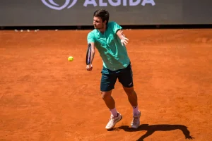 Veliki uspeh: Kecmanović podigao trofej i obezbedio veliki napredak na ATP listi (FOTO) Miomir Kecmanović